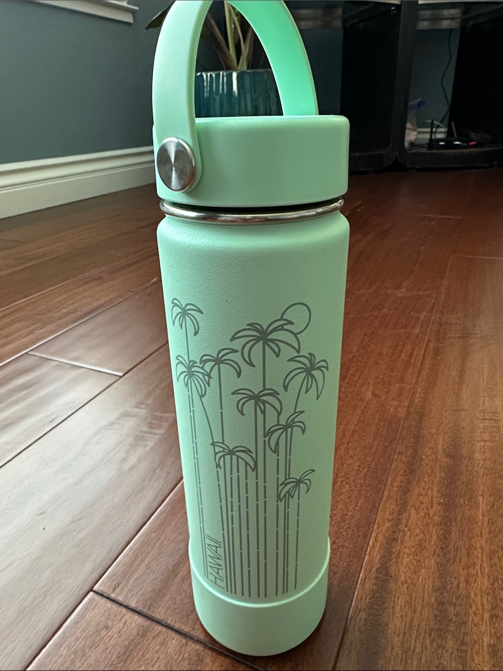 Hydro Flask Mint Green Aloha Insulated Water Bottle with Handle - Picture 2 of 2
